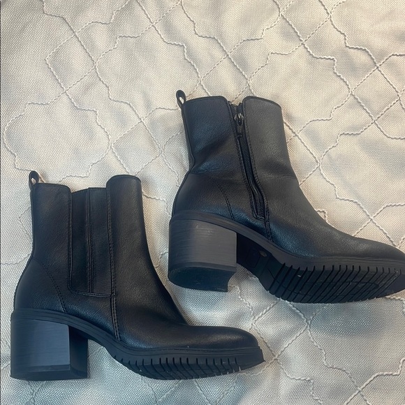 BareTraps Black Ankle Booties with Chunky Heel - Picture 1 of 4